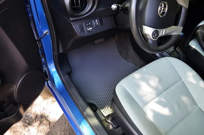 Ворсовые коврики на Toyota Prius C 2011 - 2021 в Саратове