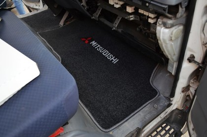 Ворсовые коврики на Mitsubishi Fuso Canter VII широкая кабина 2002 - 2017 в Саратове