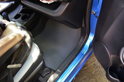 Ворсовые коврики на Toyota Prius C 2011 - 2021 в Саратове