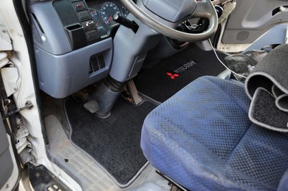 Ворсовые коврики на Mitsubishi Fuso Canter VII широкая кабина 2002 - 2017 в Саратове