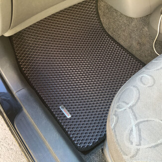 Коврики на Toyota Vitz I 1998 - 2005 в Саратове Коврики на Toyota Vitz I 1998 - 2005 в Саратове